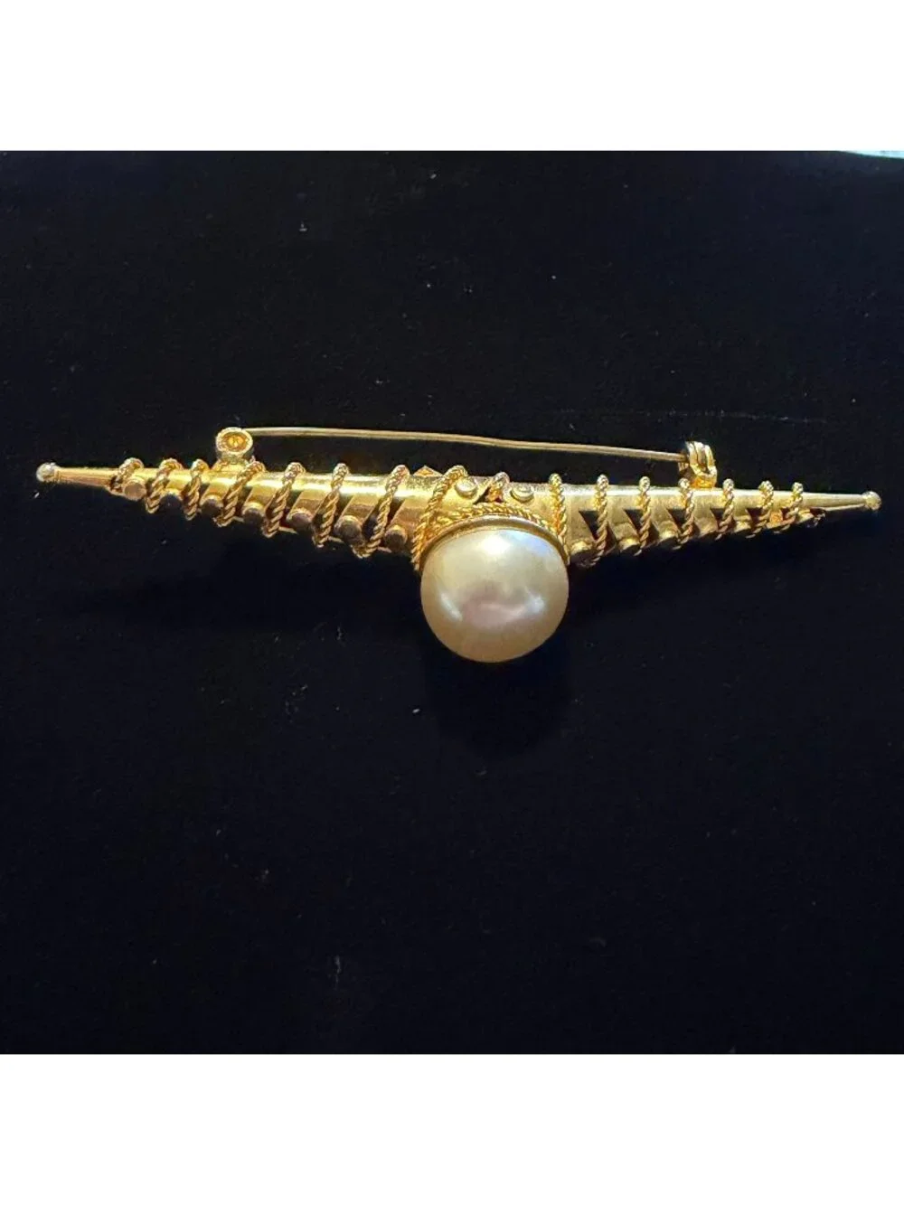 Vintage gold tone twisted faux pearl brooch signed Italy Italian Y2K preppy lape
